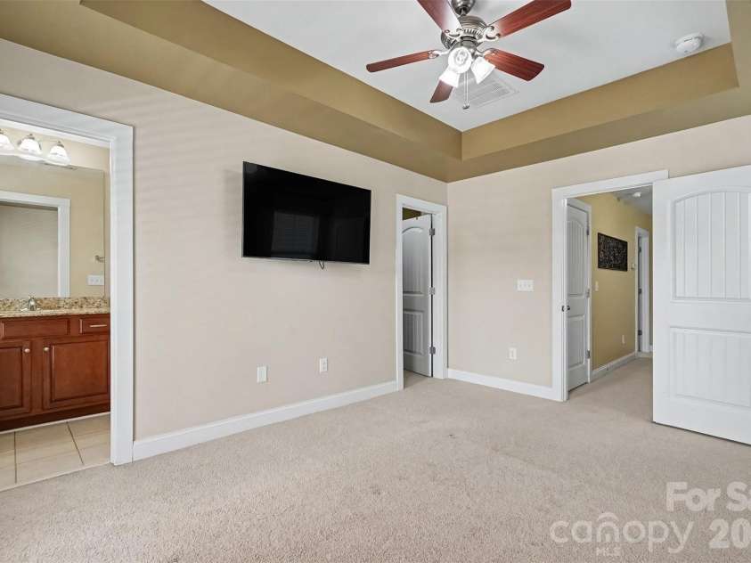 13913 Helen Benson Boulevard, Davidson, NC 28036.  MLS# CAR4418456, YatesRealty ID 50201. Primary Bedroom with tray ceilings/ walk in closet