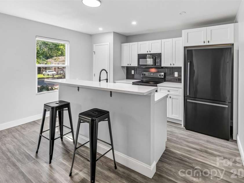 806 Cantwell Street, Charlotte, NC 28208.  MLS# CAR4411359, YatesRealty ID 50206. 
