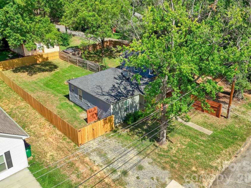 806 Cantwell Street, Charlotte, NC 28208.  MLS# CAR4411359, YatesRealty ID 50206. 