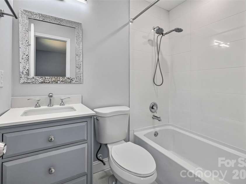 806 Cantwell Street, Charlotte, NC 28208.  MLS# CAR4411359, YatesRealty ID 50206. Beautiful full bath.