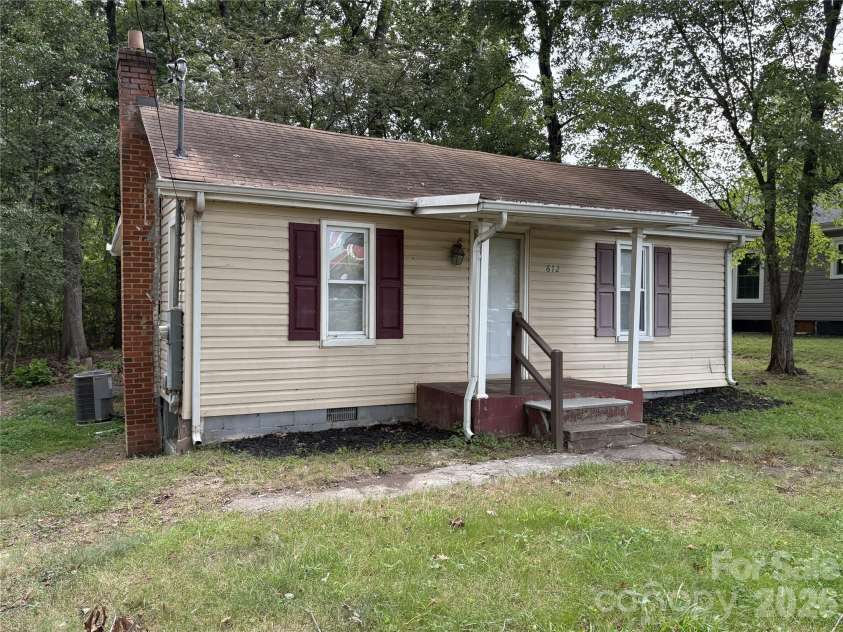 612 24th Street, Hickory, NC 28602.  MLS# CAR4422503, YatesRealty ID 50219. 