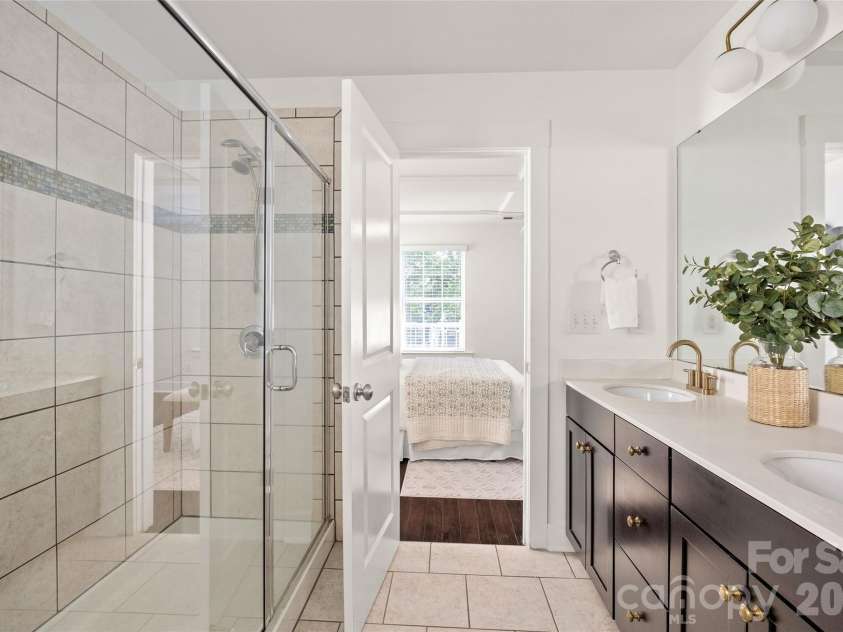 2411 Double Oaks Road, Charlotte, NC 28206.  MLS# CAR4422667, YatesRealty ID 50220. 