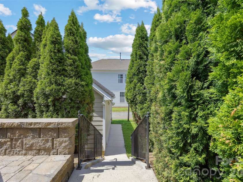 2411 Double Oaks Road, Charlotte, NC 28206.  MLS# CAR4422667, YatesRealty ID 50220. 