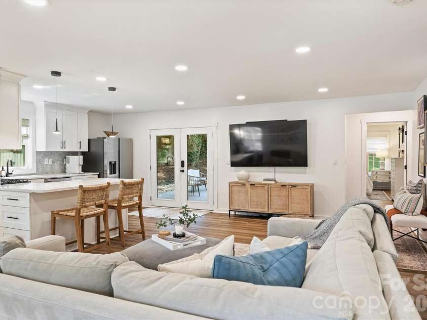 614 Cooper Drive, Charlotte, NC 28210.  MLS# CAR4421270, YatesRealty ID 50229. 