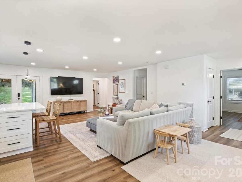 614 Cooper Drive, Charlotte, NC 28210.  MLS# CAR4421270, YatesRealty ID 50229. 