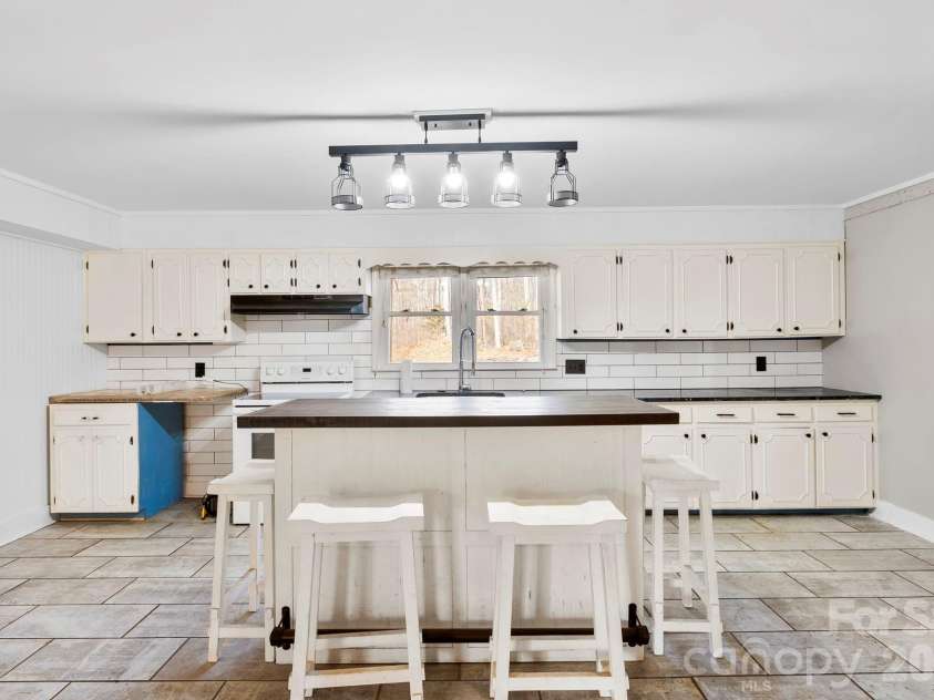 42 Old Patton Hill Road, Swannanoa, NC 28778.  MLS# CAR4347071, YatesRealty ID 5023. 