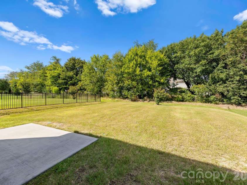 12866 Canterbury Castle Drive, Charlotte, NC 28273.  MLS# CAR4422409, YatesRealty ID 50230. 