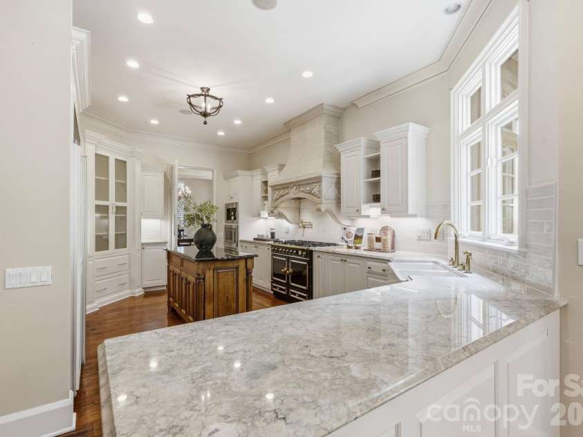 4935 Piper Glen Drive, Charlotte, NC 28277.  MLS# CAR4417879, YatesRealty ID 50231. Kitchen