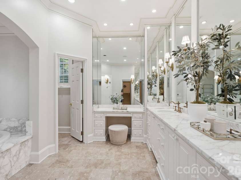 4935 Piper Glen Drive, Charlotte, NC 28277.  MLS# CAR4417879, YatesRealty ID 50231. Primary Bathroom