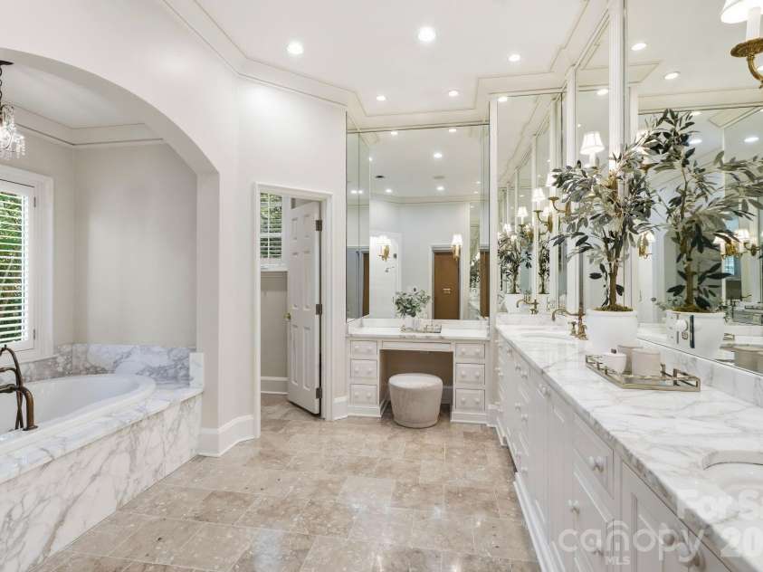4935 Piper Glen Drive, Charlotte, NC 28277.  MLS# CAR4417879, YatesRealty ID 50231. Primary Bathroom