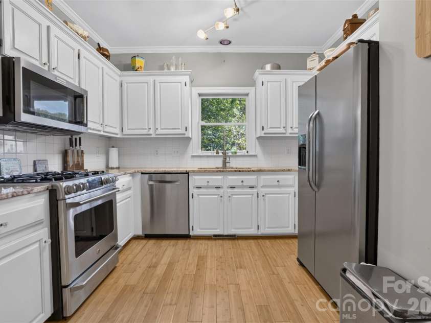 2000 Shadwell Court, Gastonia, NC 28056.  MLS# CAR4422800, YatesRealty ID 50234. Bright white kitchen