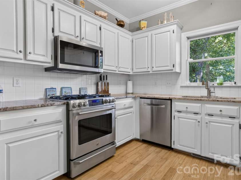 2000 Shadwell Court, Gastonia, NC 28056.  MLS# CAR4422800, YatesRealty ID 50234. Gas range