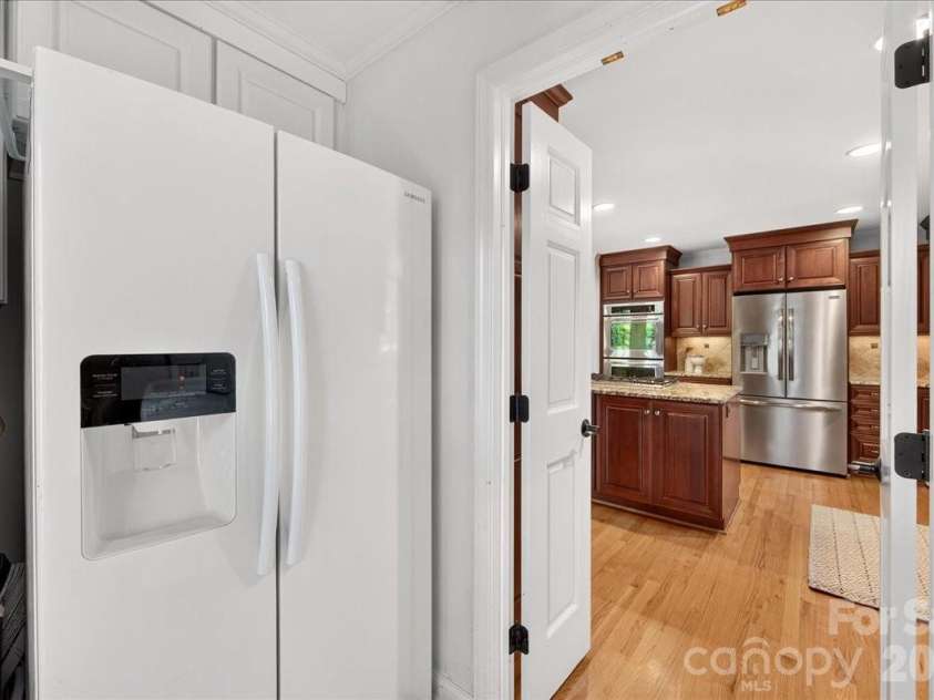 5400 Mcalpine Farm Road, Charlotte, NC 28226.  MLS# CAR4422846, YatesRealty ID 50235. 