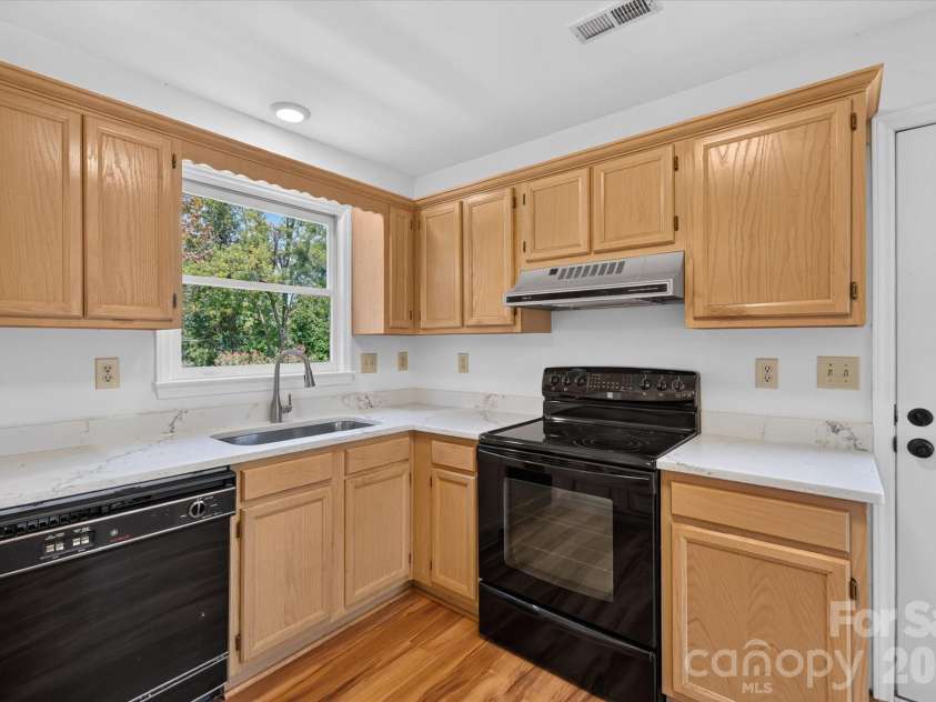 4509 Doves Nest Court, Matthews, NC 28105.  MLS# CAR4423003, YatesRealty ID 50238. 