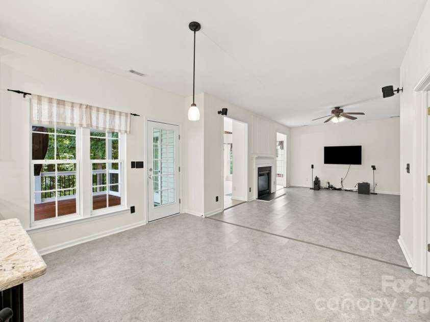 10309 Elven Lane, Charlotte, NC 28269.  MLS# CAR4423186, YatesRealty ID 50243. Breakfast area