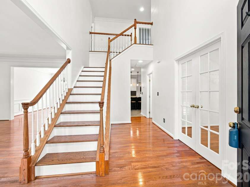 10309 Elven Lane, Charlotte, NC 28269.  MLS# CAR4423186, YatesRealty ID 50243. Entryway