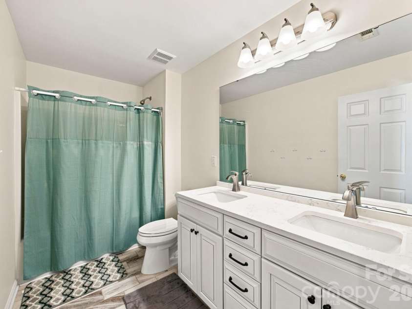 10309 Elven Lane, Charlotte, NC 28269.  MLS# CAR4423186, YatesRealty ID 50243. Hallway bath