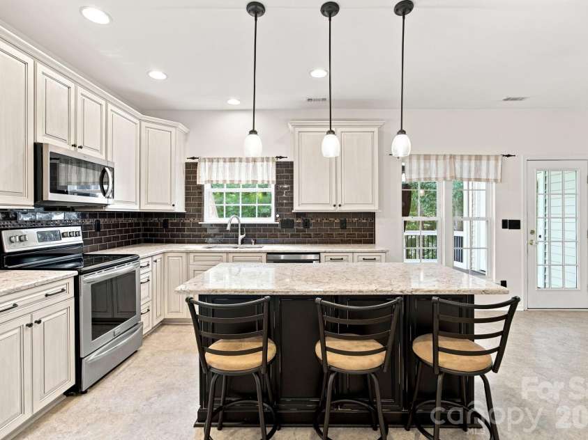 10309 Elven Lane, Charlotte, NC 28269.  MLS# CAR4423186, YatesRealty ID 50243. Kitchen
