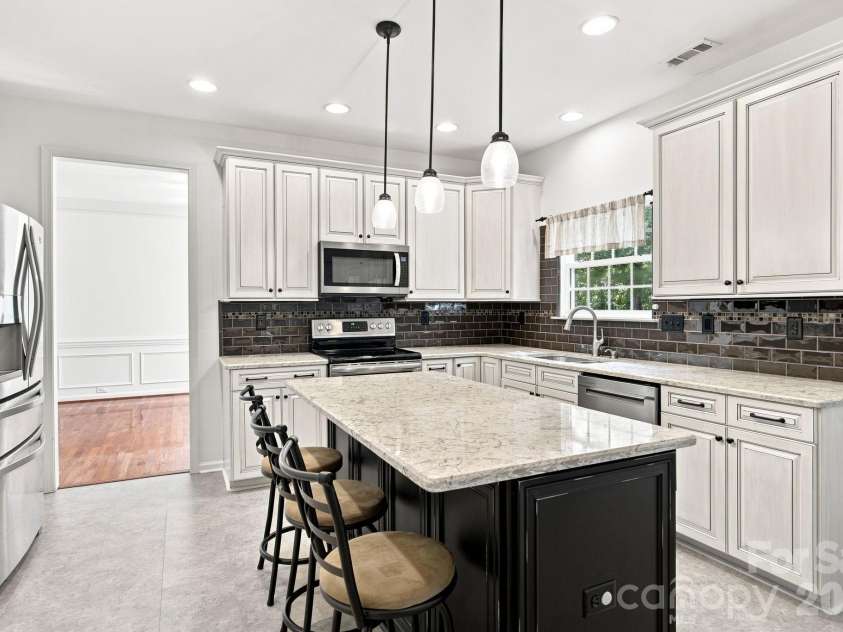 10309 Elven Lane, Charlotte, NC 28269.  MLS# CAR4423186, YatesRealty ID 50243. Kitchen