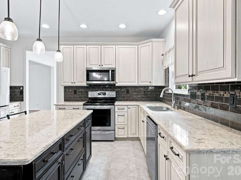 10309 Elven Lane, Charlotte, NC 28269.  MLS# CAR4423186, YatesRealty ID 50243. Kitchen