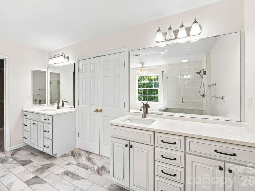 10309 Elven Lane, Charlotte, NC 28269.  MLS# CAR4423186, YatesRealty ID 50243. Primary bathroom