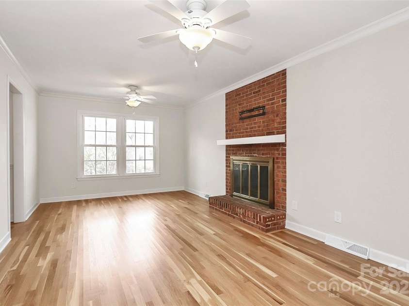 7501 Folger Drive, Charlotte, NC 28226.  MLS# CAR4325075, YatesRealty ID 50246. Family room