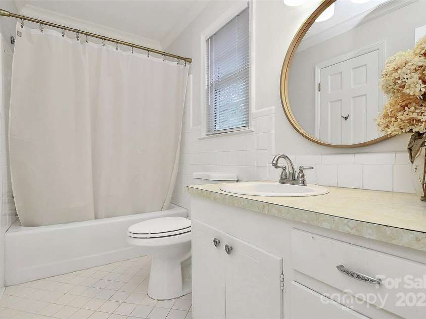 7501 Folger Drive, Charlotte, NC 28226.  MLS# CAR4325075, YatesRealty ID 50246. Hall bath