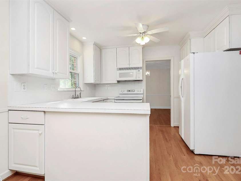 7501 Folger Drive, Charlotte, NC 28226.  MLS# CAR4325075, YatesRealty ID 50246. Kitchen
