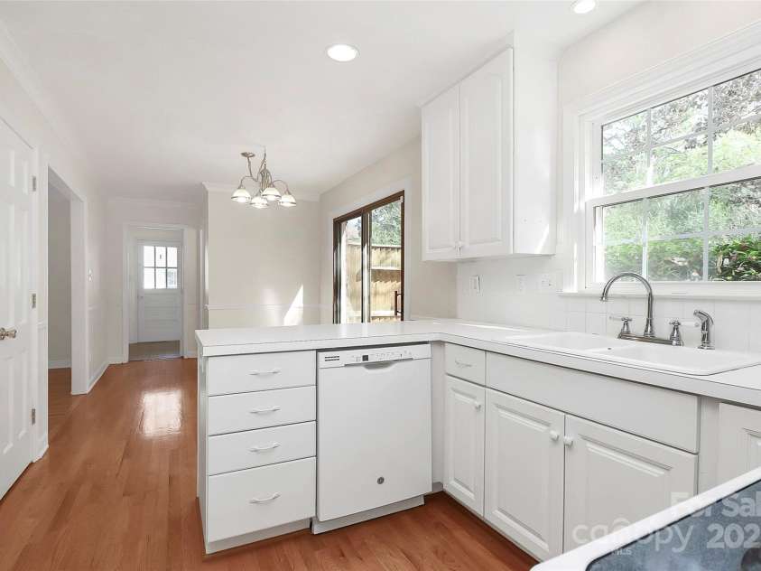 7501 Folger Drive, Charlotte, NC 28226.  MLS# CAR4325075, YatesRealty ID 50246. Kitchen