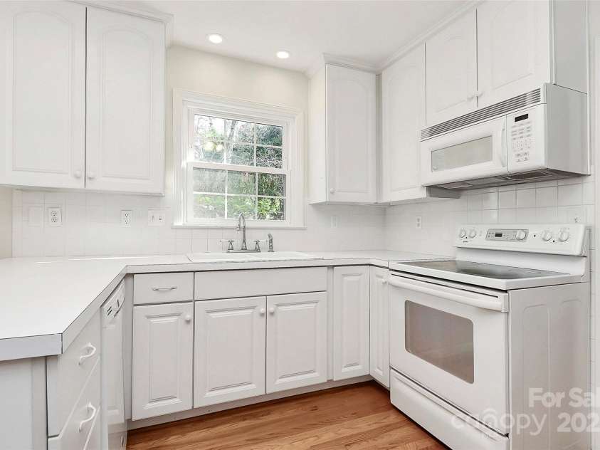 7501 Folger Drive, Charlotte, NC 28226.  MLS# CAR4325075, YatesRealty ID 50246. Kitchen