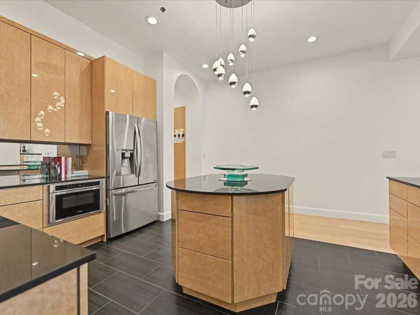 127 Tryon Street, Charlotte, NC 28202.  MLS# CAR4388173, YatesRealty ID 5025. Kitchen