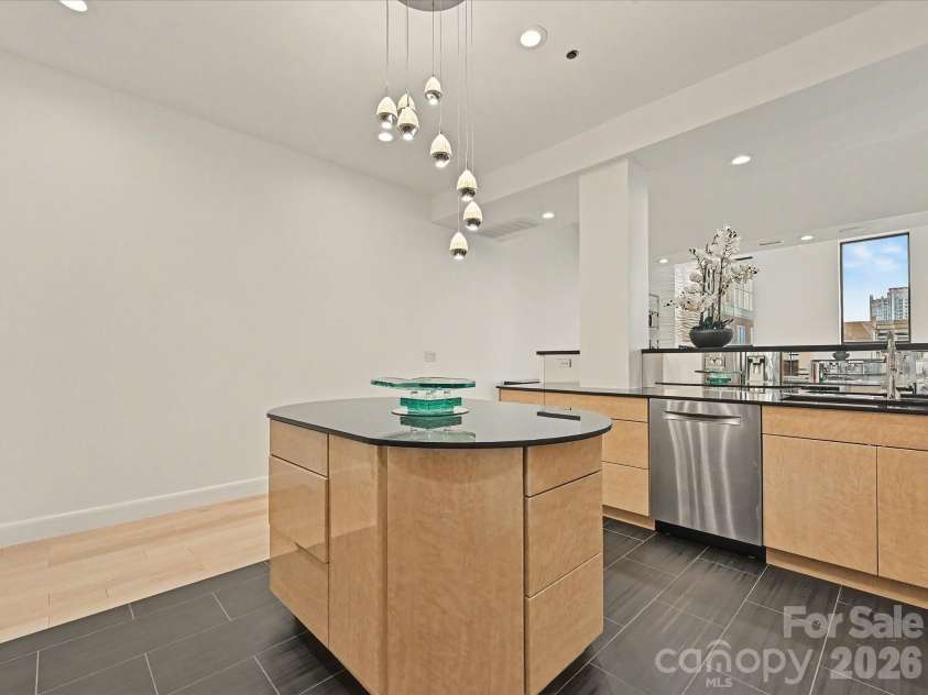 127 Tryon Street, Charlotte, NC 28202.  MLS# CAR4388173, YatesRealty ID 5025. Kitchen