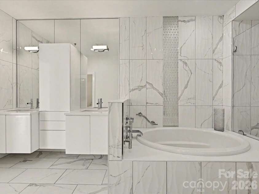 127 Tryon Street, Charlotte, NC 28202.  MLS# CAR4388173, YatesRealty ID 5025. Primary Bath