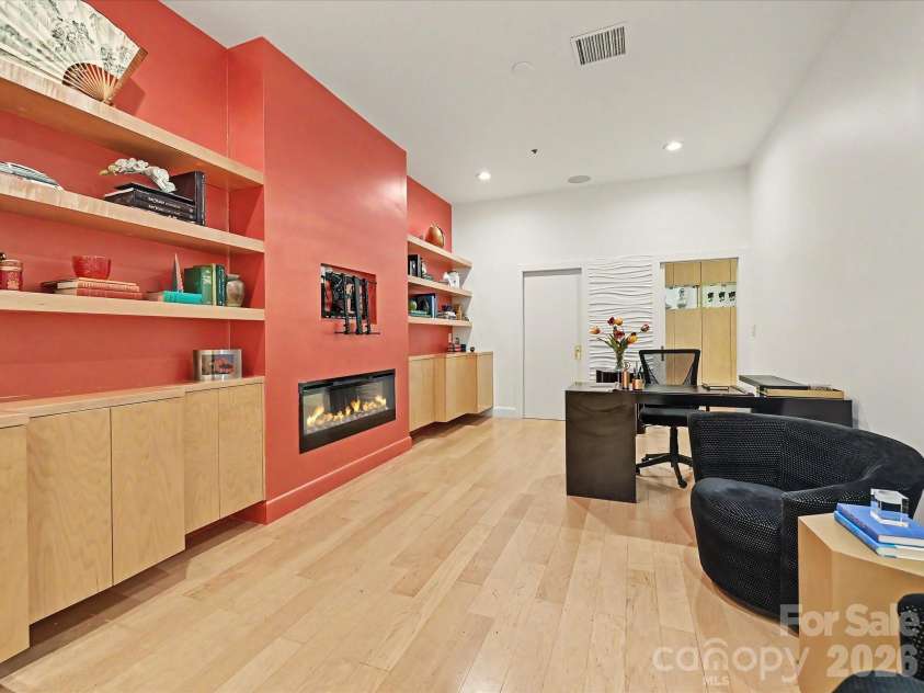 127 Tryon Street, Charlotte, NC 28202.  MLS# CAR4388173, YatesRealty ID 5025. Study