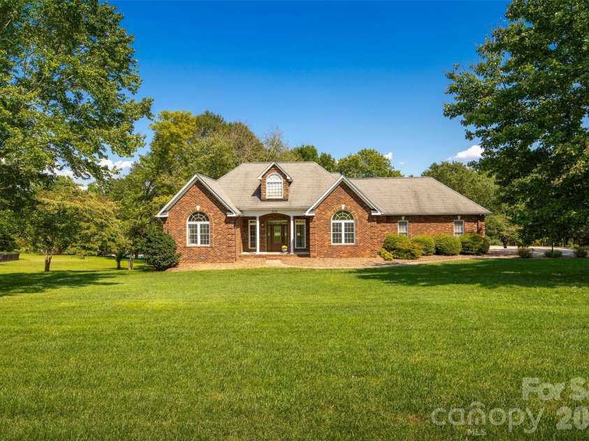 3808 Falling Creek Road, Hickory, NC 28601.  MLS# CAR4405941, YatesRealty ID 50250. 