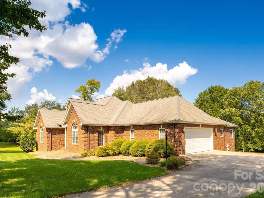 3808 Falling Creek Road, Hickory, NC 28601.  MLS# CAR4405941, YatesRealty ID 50250. 