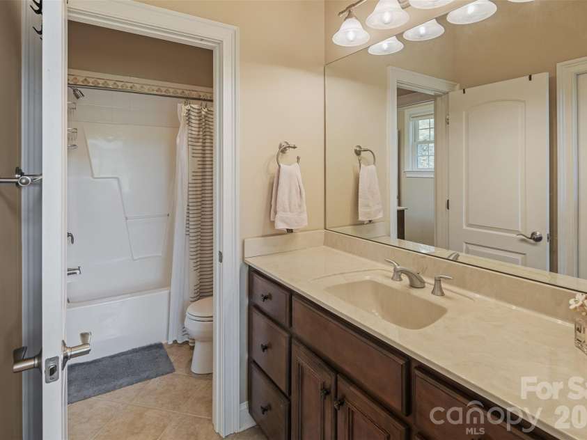 3808 Falling Creek Road, Hickory, NC 28601.  MLS# CAR4405941, YatesRealty ID 50250. 
