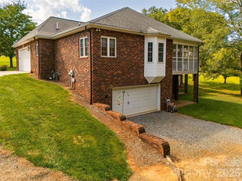 3808 Falling Creek Road, Hickory, NC 28601.  MLS# CAR4405941, YatesRealty ID 50250. 
