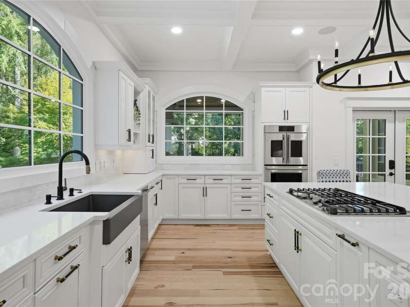 6239 Sharon Hills Road, Charlotte, NC 28210.  MLS# CAR4423022, YatesRealty ID 50254. Chef's Kitchen