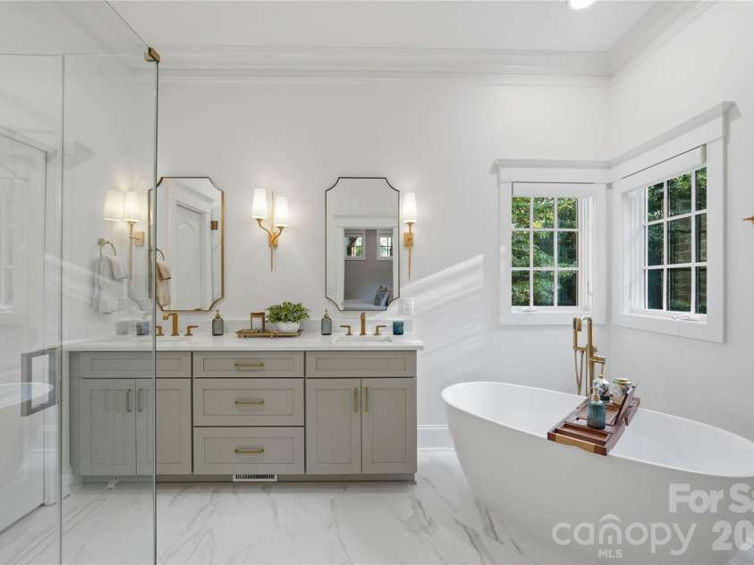 6239 Sharon Hills Road, Charlotte, NC 28210.  MLS# CAR4423022, YatesRealty ID 50254. Guest Suite Bath