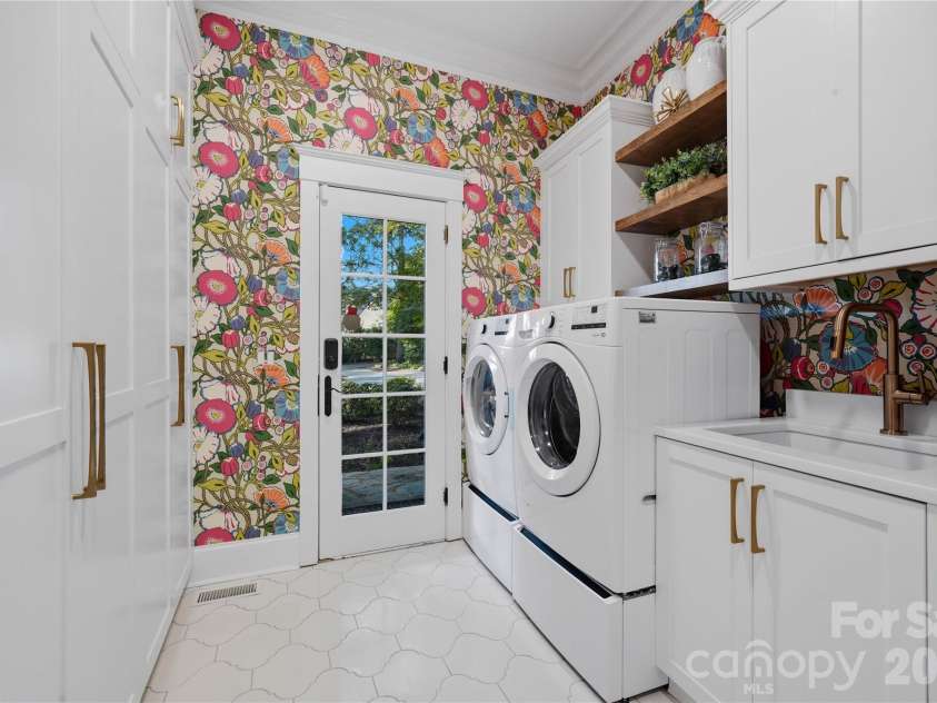 6239 Sharon Hills Road, Charlotte, NC 28210.  MLS# CAR4423022, YatesRealty ID 50254. Primary Floor Laundry