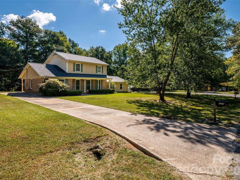 621 Jackson Avenue, Waxhaw, NC 28173.  MLS# CAR4422463, YatesRealty ID 50255. 