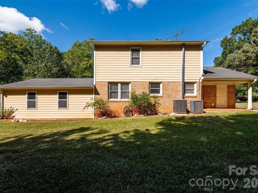 621 Jackson Avenue, Waxhaw, NC 28173.  MLS# CAR4422463, YatesRealty ID 50255. 
