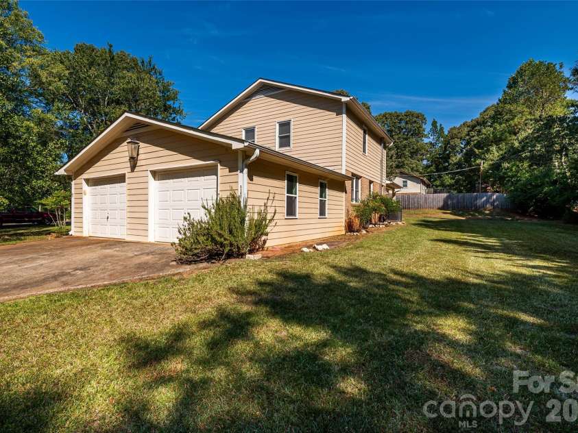 621 Jackson Avenue, Waxhaw, NC 28173.  MLS# CAR4422463, YatesRealty ID 50255. 
