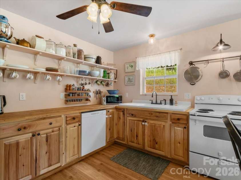 427 Hardscrabble Road, Burnsville, NC 28714.  MLS# CAR4422835, YatesRealty ID 50259. 