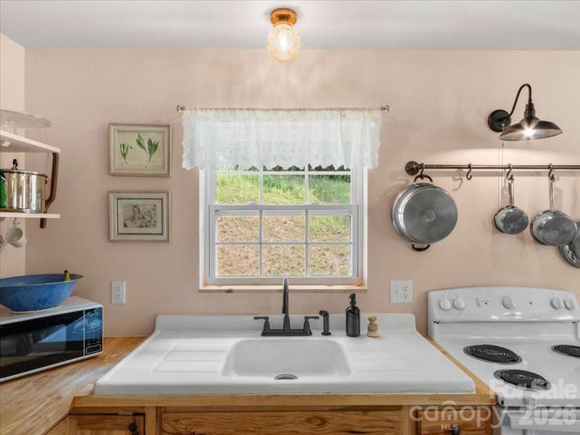 427 Hardscrabble Road, Burnsville, NC 28714.  MLS# CAR4422835, YatesRealty ID 50259. 