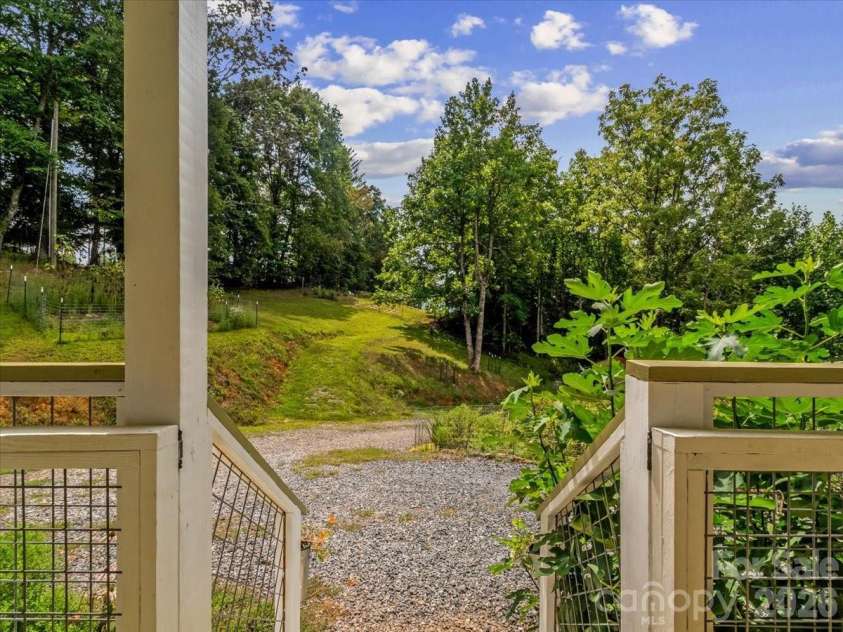 427 Hardscrabble Road, Burnsville, NC 28714.  MLS# CAR4422835, YatesRealty ID 50259. 
