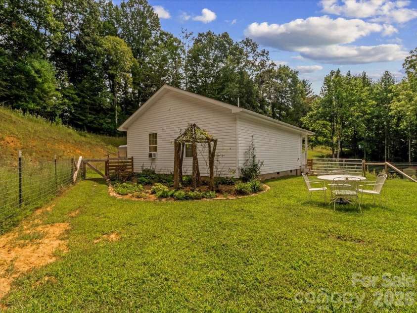 427 Hardscrabble Road, Burnsville, NC 28714.  MLS# CAR4422835, YatesRealty ID 50259. 