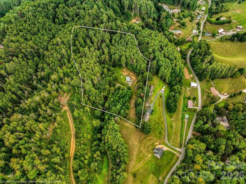 427 Hardscrabble Road, Burnsville, NC 28714.  MLS# CAR4422835, YatesRealty ID 50259. 