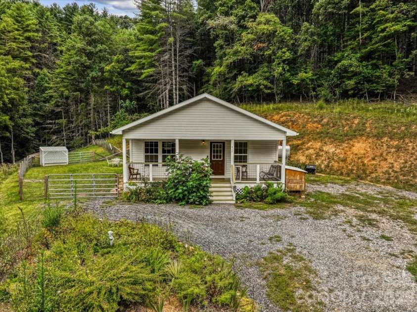 427 Hardscrabble Road, Burnsville, NC 28714.  MLS# CAR4422835, YatesRealty ID 50259. 